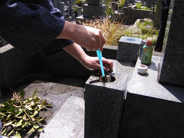 「花立の洗浄」ご奉仕日 2010年 3月26日 松山市にて